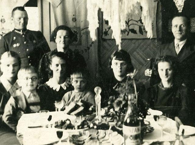 KKE 3077-20.jpg - Od lewej: stoi Zenon Czerniewski, Aleksandra Rynkunas,Włądysław Borejszo. Od lewej: siedzą Teresa Borejszo, Ryszard Czerniewski, Julia Borejszo, Kazmierz Borejszo, Jadwiga Czerniewska, Borejszo, Wilno, 1936 r.